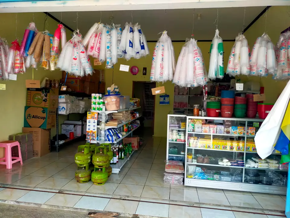 Tampak depan toko dengan gelas plastik tergantung