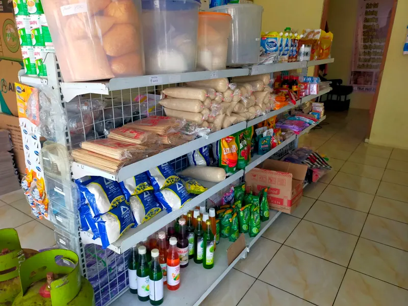 Rak sembako berisi tepung, sirup, dan kebutuhan dapur